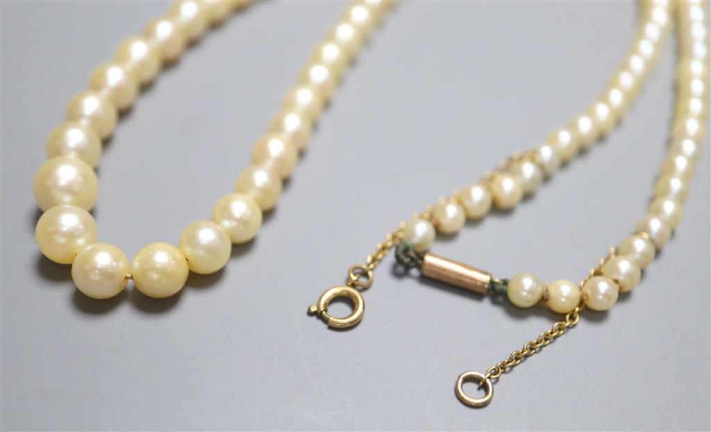 A single strand graduated cultured pearl necklace with 9ct barrel clasp, 39.5cm.